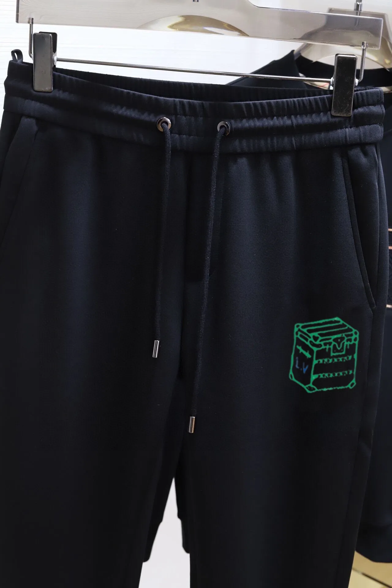 🅿️380 direct batch [Lv Louis Vuitton] (Fat Man Gospel) hot-selling suit is coming. Focus on the original version of the official website. 2025 new hot-selling sweatshirt suit. The original order is the best. 🇭🇰The meticulous work of top designers. Just for a fitting and perfect upper body effect. All-natural high-quality Roman cotton 100%, close-fitting comfort, noble and elegant! Original hardware embodies elegance and nobility! Counter size: M-5XL (maximum wear up to 220 pounds)